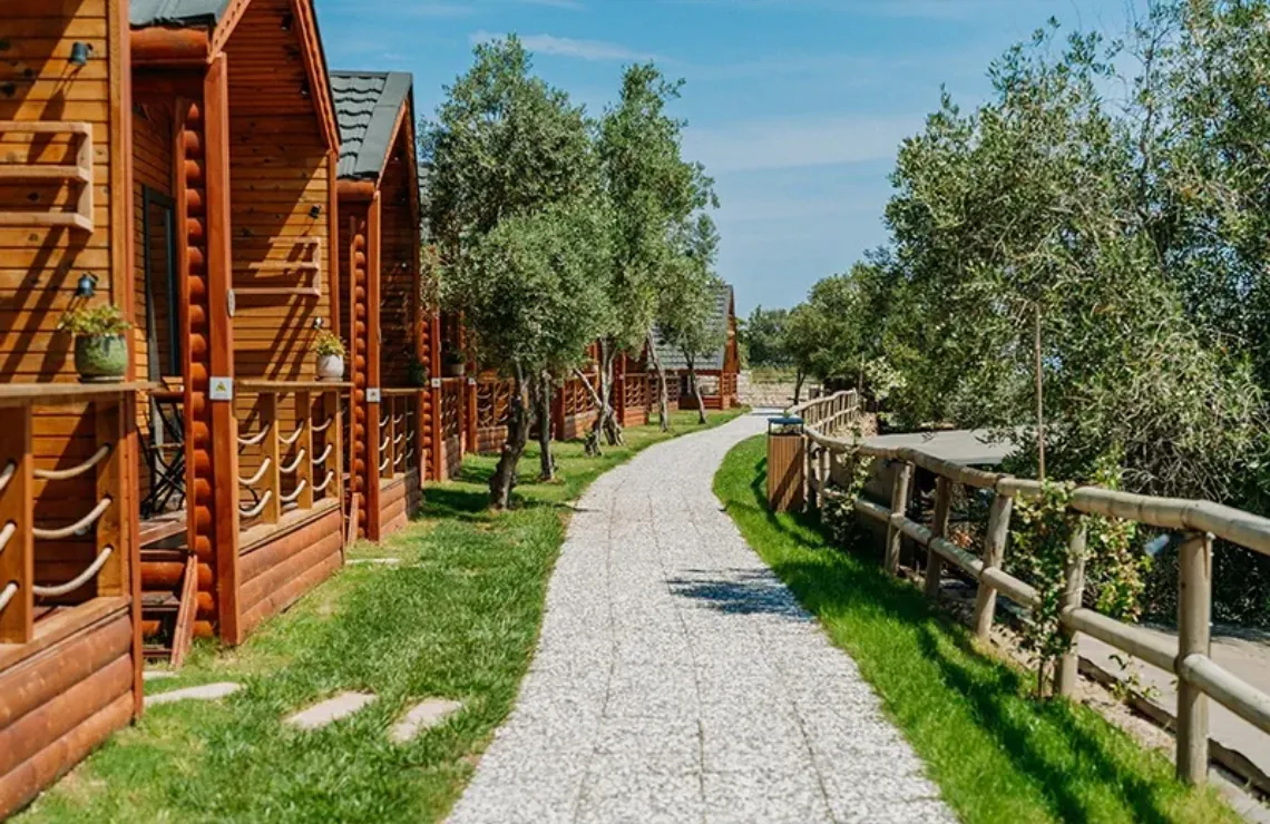 İzmir Urla'da en güzel bungalow tatil fırsatı, etkileyici bungalov odalar ve İzmir'de romantik tatil