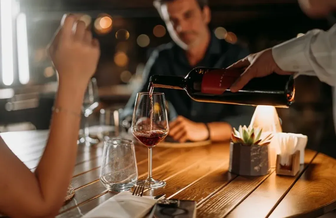 İzmir'de Urla şarapları eşliğinde muazzam romantik kaçamak tatil fırsatı